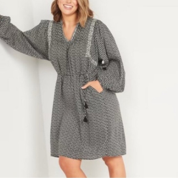 Old Navy Dresses & Skirts - Old Navy Black White Boho Long Sleeve V Neck Smocked Waist Dress Plus Size‎ XXL